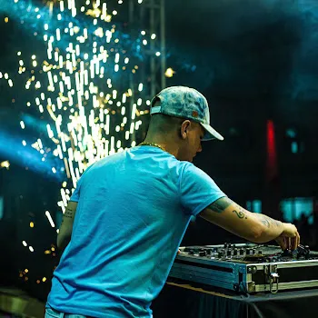 Dj Bertolossi Fode Gostoso Comigo Ft Mc Vick & Firma 21